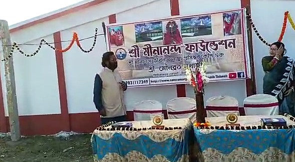 ढकी मेजों पर पुस्तकों वाला फाउण्डेशन स्टॉल