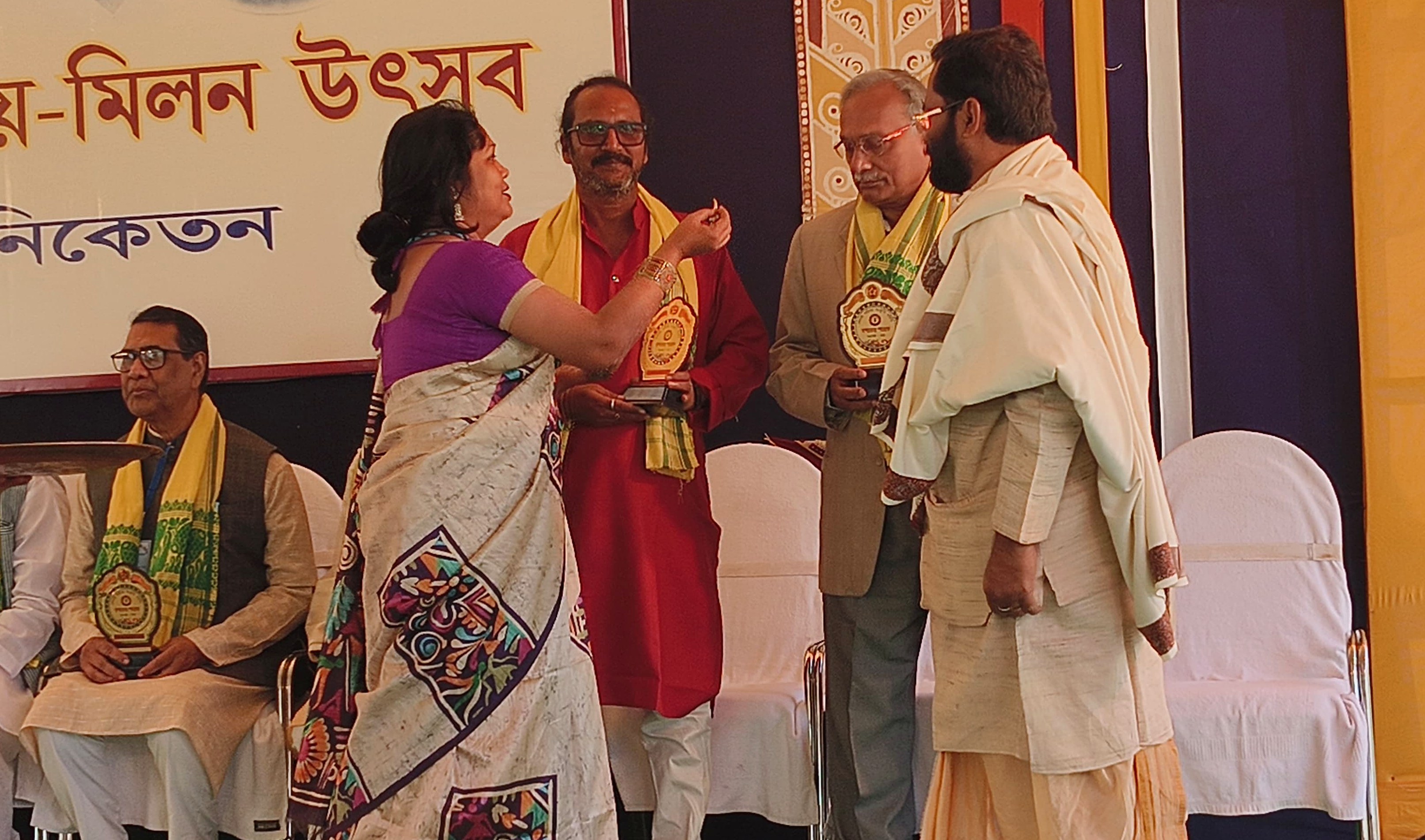 सार्वजनिक सांस्कृतिक कार्यक्रम में मालाओं से अभिवादन