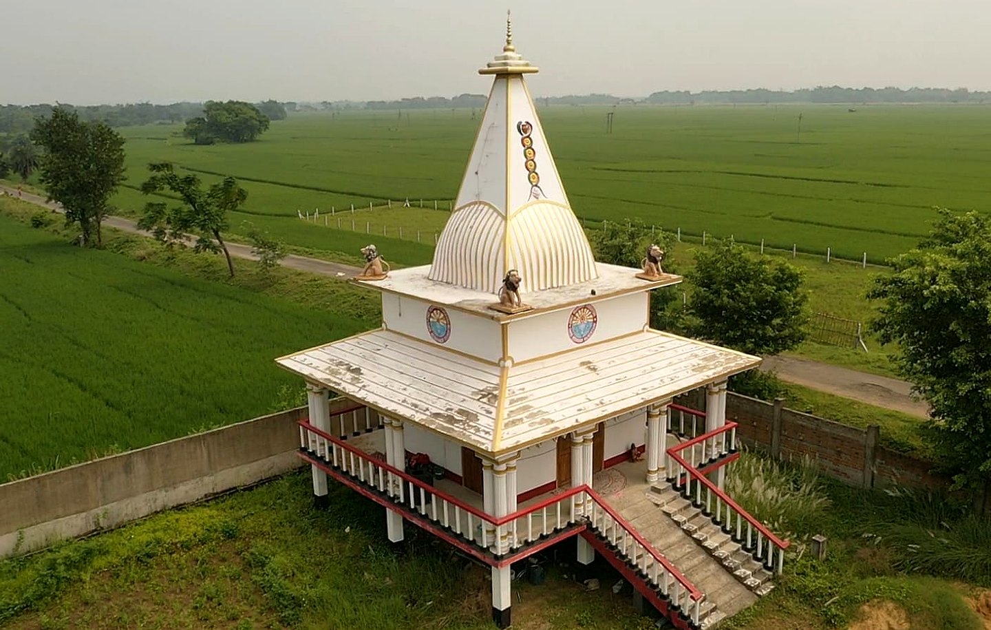 বীরভূমের খেতের মাঝে আশ্রমের মন্দির