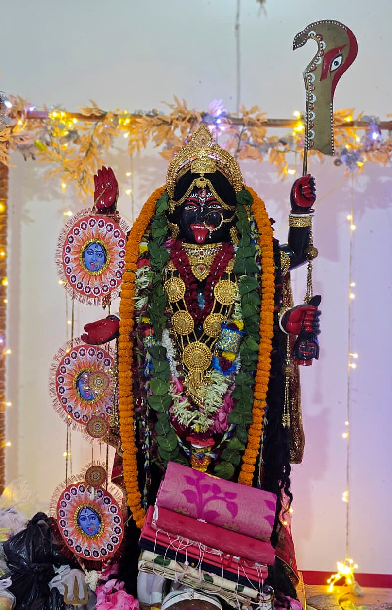 दीपों और फूलों से सजी माँ काली