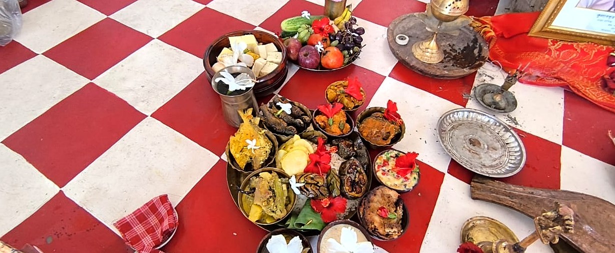 मन्दिर फर्श पर नैवेद्य की थालियाँ