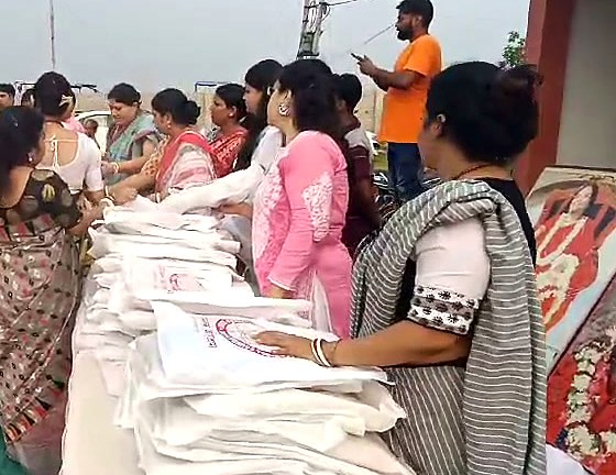 दान के लिए तह किए वस्त्र