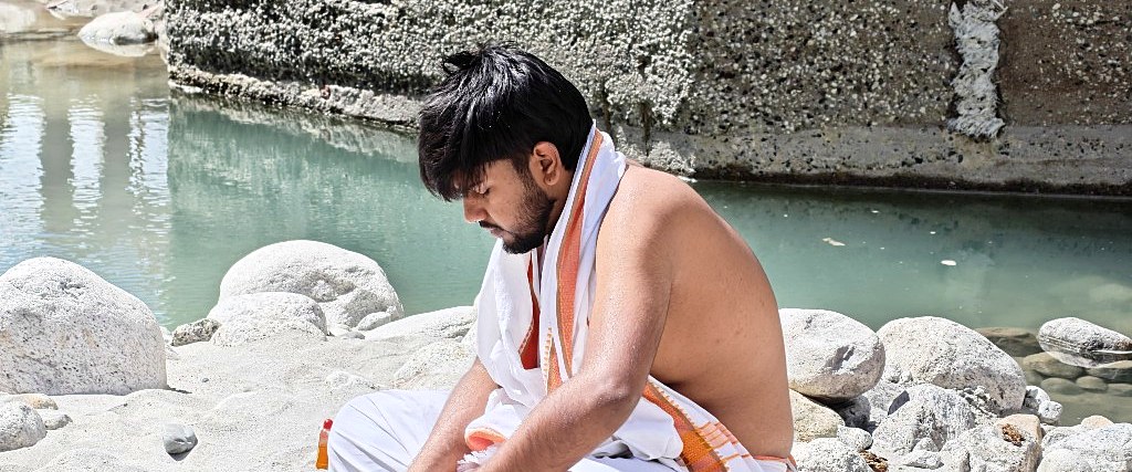 আশ্রমের রাতের পথ, দিশা ও মন্দিরের দিকে শান্ত এগোনো